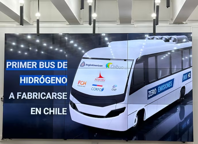 Avanza la construcción del primer bus a hidrógeno hecho en Chile, financiado por Colbún y Anglo American